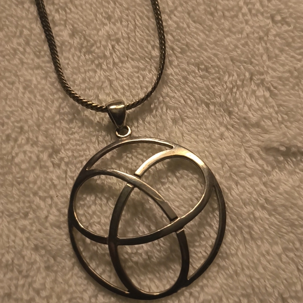 925 Serenity Rose Triangle Mind, Body And Soul